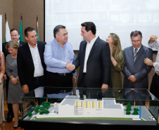 Maior complexo hospitalar público do Paraná, o Hospital do Trabalhador, em Curitiba, vai ganhar um novo ambulatório de especialidades médicas, ampliando a capacidade de 8 mil para 25 mil consultas por mês. O governador Carlos Massa Ratinho Júnior assinou nesta segunda-feira (04) a licitação para as obras do Ambulatório Médico de Especialidades da Kennedy. Serão investidos R$ 8,8 milhões pelo Governo do Estado para a aumentar a oferta de serviços.