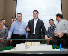 Maior complexo hospitalar público do Paraná, o Hospital do Trabalhador, em Curitiba, vai ganhar um novo ambulatório de especialidades médicas, ampliando a capacidade de 8 mil para 25 mil consultas por mês. O governador Carlos Massa Ratinho Júnior assinou nesta segunda-feira (04) a licitação para as obras do Ambulatório Médico de Especialidades da Kennedy. Serão investidos R$ 8,8 milhões pelo Governo do Estado para a aumentar a oferta de serviços.