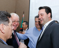 Maior complexo hospitalar público do Paraná, o Hospital do Trabalhador, em Curitiba, vai ganhar um novo ambulatório de especialidades médicas, ampliando a capacidade de 8 mil para 25 mil consultas por mês. O governador Carlos Massa Ratinho Júnior assinou nesta segunda-feira (04) a licitação para as obras do Ambulatório Médico de Especialidades da Kennedy. Serão investidos R$ 8,8 milhões pelo Governo do Estado para a aumentar a oferta de serviços.
