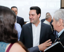 Maior complexo hospitalar público do Paraná, o Hospital do Trabalhador, em Curitiba, vai ganhar um novo ambulatório de especialidades médicas, ampliando a capacidade de 8 mil para 25 mil consultas por mês. O governador Carlos Massa Ratinho Júnior assinou nesta segunda-feira (04) a licitação para as obras do Ambulatório Médico de Especialidades da Kennedy. Serão investidos R$ 8,8 milhões pelo Governo do Estado para a aumentar a oferta de serviços.