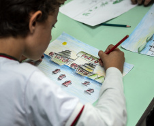 Já está no site da empresa pública Portos do Paraná o regulamento do concurso de desenho, acompanhado de uma frase, do Projeto Porto Escola, do 2º semestre de 2019. Participam alunos do 5º ano do Ensino Fundamental de 21 escolas de Paranaguá e dez de Antonina.