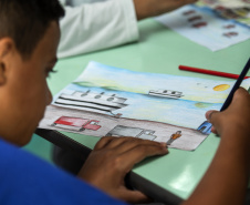 Já está no site da empresa pública Portos do Paraná o regulamento do concurso de desenho, acompanhado de uma frase, do Projeto Porto Escola, do 2º semestre de 2019. Participam alunos do 5º ano do Ensino Fundamental de 21 escolas de Paranaguá e dez de Antonina.