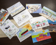 Já está no site da empresa pública Portos do Paraná o regulamento do concurso de desenho, acompanhado de uma frase, do Projeto Porto Escola, do 2º semestre de 2019. Participam alunos do 5º ano do Ensino Fundamental de 21 escolas de Paranaguá e dez de Antonina.
