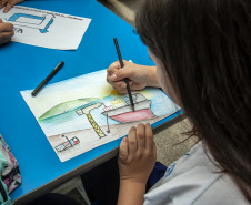 Já está no site da empresa pública Portos do Paraná o regulamento do concurso de desenho, acompanhado de uma frase, do Projeto Porto Escola, do 2º semestre de 2019. Participam alunos do 5º ano do Ensino Fundamental de 21 escolas de Paranaguá e dez de Antonina.