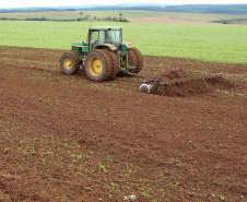 A Agência de Defesa Agropecuária do Paraná (Adapar) publicou nesta quarta-feira (6) nova norma que prorroga o prazo para a semeadura de soja no Estado. A portaria nº 342/2019, que estabelece o período de vazio sanitário e outras medidas para o controle da ferrugem asiática no Estado, substitui a nº 202/2017, que determinava 31 de dezembro como data limite para o plantio. A nova norma não define a data final para a semeadura. Foto: Arquivo/AEN