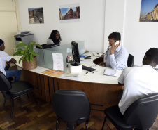 O Centro de Informação para Migrantes Refugiados e Apátridas do Paraná e o Departamento do Trabalho e Estimulo à Geração de Renda, da Secretaria da Justiça, Família e Trabalho do Governo do Paraná, ofertam nesta quinta e sexta-feira (7 e 8) 62 vagas de emprego para migrantes e refugiados estabelecidos em Curitiba.Foto: Divulgação/SEJUF
