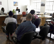 O Centro de Informação para Migrantes Refugiados e Apátridas do Paraná e o Departamento do Trabalho e Estimulo à Geração de Renda, da Secretaria da Justiça, Família e Trabalho do Governo do Paraná, ofertam nesta quinta e sexta-feira (7 e 8) 62 vagas de emprego para migrantes e refugiados estabelecidos em Curitiba.Foto: Divulgação/SEJUF