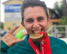 Leonardo Gomes Lustoza – O guarapuavano Leonardo Gomes Lustoza, de 19 anos, conquistou o título do Mundial Júnior de Tiro Esportivo, em Lonato del Garda, na Itália. Ele disputou a modalidade fossa olímpica. Essa foi a primeira vez que o Brasil conquista o Mundial Júnior na modalidade. Foto: Arquivo pessoal do atleta