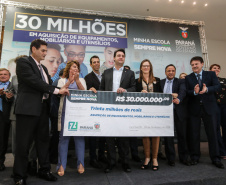 O governador Carlos Massa Ratinho Junior confirma nesta quarta-feira (06) recursos para compra de climatizadores, refrigeradores, conjuntos refeitórios, mesas, banquetas e utensílios para as escolas estaduais do Paraná. O investimento será feito por meio da Fundepar.  Curitiba, 06/11/2019 - Foto: Geraldo Bubniak/AEN