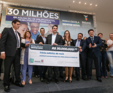 O governador Carlos Massa Ratinho Junior confirma nesta quarta-feira (06) recursos para compra de climatizadores, refrigeradores, conjuntos refeitórios, mesas, banquetas e utensílios para as escolas estaduais do Paraná. O investimento será feito por meio da Fundepar.  Curitiba, 06/11/2019 - Foto: Geraldo Bubniak/AEN