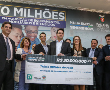 O governador Carlos Massa Ratinho Junior confirma nesta quarta-feira (06) recursos para compra de climatizadores, refrigeradores, conjuntos refeitórios, mesas, banquetas e utensílios para as escolas estaduais do Paraná. O investimento será feito por meio da Fundepar.  Curitiba, 06/11/2019 - Foto: Geraldo Bubniak/AEN