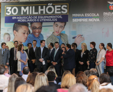O governador Carlos Massa Ratinho Junior confirma nesta quarta-feira (06) recursos para compra de climatizadores, refrigeradores, conjuntos refeitórios, mesas, banquetas e utensílios para as escolas estaduais do Paraná. O investimento será feito por meio da Fundepar.  Curitiba, 06/11/2019 - Foto: Geraldo Bubniak/AEN