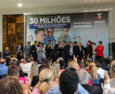 O governador Carlos Massa Ratinho Junior confirma nesta quarta-feira (06) recursos para compra de climatizadores, refrigeradores, conjuntos refeitórios, mesas, banquetas e utensílios para as escolas estaduais do Paraná. O investimento será feito por meio da Fundepar.  Curitiba, 06/11/2019 - Foto: Geraldo Bubniak/AEN
