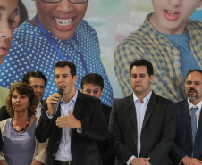 O governador Carlos Massa Ratinho Junior confirma nesta quarta-feira (06) recursos para compra de climatizadores, refrigeradores, conjuntos refeitórios, mesas, banquetas e utensílios para as escolas estaduais do Paraná. O investimento será feito por meio da Fundepar.  Curitiba, 06/11/2019 - Foto: Geraldo Bubniak/AEN