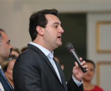 O governador Carlos Massa Ratinho Junior confirma nesta quarta-feira (06) recursos para compra de climatizadores, refrigeradores, conjuntos refeitórios, mesas, banquetas e utensílios para as escolas estaduais do Paraná. O investimento será feito por meio da Fundepar.  Curitiba, 06/11/2019 - Foto: Geraldo Bubniak/AEN