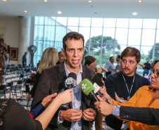 O governador Carlos Massa Ratinho Junior confirma nesta quarta-feira (06) recursos para compra de climatizadores, refrigeradores, conjuntos refeitórios, mesas, banquetas e utensílios para as escolas estaduais do Paraná. O investimento será feito por meio da Fundepar.  Na foto, Renato Feder , secretário da Educação e Esporte. Curitiba, 06/11/2019 - Foto: Geraldo Bubniak/AEN
