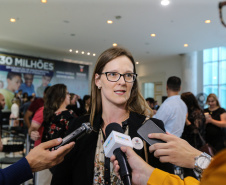 O governador Carlos Massa Ratinho Junior confirma nesta quarta-feira (06) recursos para compra de climatizadores, refrigeradores, conjuntos refeitórios, mesas, banquetas e utensílios para as escolas estaduais do Paraná. O investimento será feito por meio da Fundepar. Na foto, a Prof Maira Dal Sant Hara  do Colegio Estadual Ivone Pimentel de Curitiba.  Curitiba, 06/11/2019 - Foto: Geraldo Bubniak/AEN