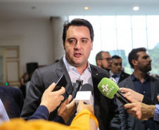 O governador Carlos Massa Ratinho Junior confirma nesta quarta-feira (06) recursos para compra de climatizadores, refrigeradores, conjuntos refeitórios, mesas, banquetas e utensílios para as escolas estaduais do Paraná. O investimento será feito por meio da Fundepar.  Curitiba, 06/11/2019 - Foto: Geraldo Bubniak/AEN