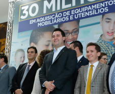 O governador Carlos Massa Ratinho Junior confirma nesta quarta-feira (06) recursos para compra de climatizadores, refrigeradores, conjuntos refeitórios, mesas, banquetas e utensílios para as escolas estaduais do Paraná. O investimento será feito por meio da Fundepar