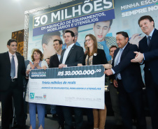 O governador Carlos Massa Ratinho Junior confirma nesta quarta-feira (06) recursos para compra de climatizadores, refrigeradores, conjuntos refeitórios, mesas, banquetas e utensílios para as escolas estaduais do Paraná. O investimento será feito por meio da Fundepar