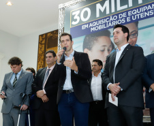O governador Carlos Massa Ratinho Junior confirma nesta quarta-feira (06) recursos para compra de climatizadores, refrigeradores, conjuntos refeitórios, mesas, banquetas e utensílios para as escolas estaduais do Paraná. O investimento será feito por meio da Fundepar