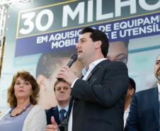 O governador Carlos Massa Ratinho Junior confirma nesta quarta-feira (06) recursos para compra de climatizadores, refrigeradores, conjuntos refeitórios, mesas, banquetas e utensílios para as escolas estaduais do Paraná. O investimento será feito por meio da Fundepar