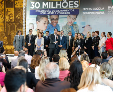 O governador Carlos Massa Ratinho Junior confirma nesta quarta-feira (06) recursos para compra de climatizadores, refrigeradores, conjuntos refeitórios, mesas, banquetas e utensílios para as escolas estaduais do Paraná. O investimento será feito por meio da Fundepar