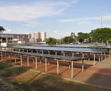 A Universidade Estadual de Londrina (UEL) entrega oficialmente nesta sexta-feira (8) a primeira Usina Fotovoltaica de Londrina, sistema de captação de incidência solar que deverá garantir uma produção de 489,6 MWh/ano, energia suficiente para manter aproximadamente 250 residências médias durante um ano. Foto: Divulgação/UEL