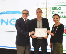 O Prêmio Selo Clima Paraná 2019 foi entregue nesta quinta-feira (07) a 36 empresas que, voluntariamente, decidiram medir, divulgar e reduzir as emissões de gases de efeito estufa, causadores do aquecimento global e das mudanças climáticas. O mais importante deles é o dióxido de carbono (CO2). Foto: Denis Ferreira Netto/AEN
