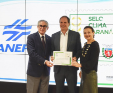 O Prêmio Selo Clima Paraná 2019 foi entregue nesta quinta-feira (07) a 36 empresas que, voluntariamente, decidiram medir, divulgar e reduzir as emissões de gases de efeito estufa, causadores do aquecimento global e das mudanças climáticas. O mais importante deles é o dióxido de carbono (CO2). Foto: Denis Ferreira Netto/AEN