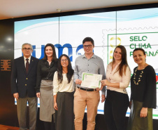 O Prêmio Selo Clima Paraná 2019 foi entregue nesta quinta-feira (07) a 36 empresas que, voluntariamente, decidiram medir, divulgar e reduzir as emissões de gases de efeito estufa, causadores do aquecimento global e das mudanças climáticas. O mais importante deles é o dióxido de carbono (CO2). Foto: Denis Ferreira Netto/AEN