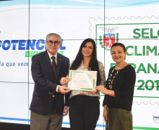 O Prêmio Selo Clima Paraná 2019 foi entregue nesta quinta-feira (07) a 36 empresas que, voluntariamente, decidiram medir, divulgar e reduzir as emissões de gases de efeito estufa, causadores do aquecimento global e das mudanças climáticas. O mais importante deles é o dióxido de carbono (CO2). Foto: Denis Ferreira Netto/AEN