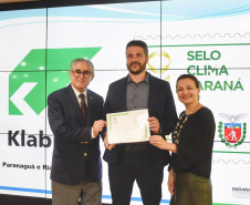 O Prêmio Selo Clima Paraná 2019 foi entregue nesta quinta-feira (07) a 36 empresas que, voluntariamente, decidiram medir, divulgar e reduzir as emissões de gases de efeito estufa, causadores do aquecimento global e das mudanças climáticas. O mais importante deles é o dióxido de carbono (CO2). Foto: Denis Ferreira Netto/AEN