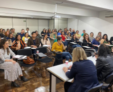 Agentes que atuam nas Unidades de Socioeducação participam nesta quarta e quinta-feira (06 e 07) de um curso na Escola de Magistratura do Paraná, em Curitiba. O objetivo é a especializar esses profissionais para o trabalho com as famílias dos adolescentes em cumprimento de medida socioeducativa de internação provisória, internação e semiliberdade.Foto:Divulgação/ SEJUF