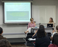 Agentes que atuam nas Unidades de Socioeducação participam nesta quarta e quinta-feira (06 e 07) de um curso na Escola de Magistratura do Paraná, em Curitiba. O objetivo é a especializar esses profissionais para o trabalho com as famílias dos adolescentes em cumprimento de medida socioeducativa de internação provisória, internação e semiliberdade.Foto:Divulgação/ SEJUF