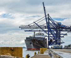 O tempo de espera para atracar nos portos paranaenses reduziu 26% de janeiro a outubro deste ano, em comparação com o mesmo período de 2018. Em 2019, em média, os navios aguardaram quatro dias entre o momento que anunciaram a chegada até encostar no cais. Nos dez primeiros meses do ano passado esse tempo era de 5,4 dias. Curitiba, 08-11-2019