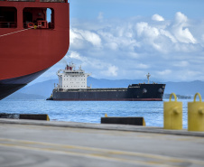 O tempo de espera para atracar nos portos paranaenses reduziu 26% de janeiro a outubro deste ano, em comparação com o mesmo período de 2018. Em 2019, em média, os navios aguardaram quatro dias entre o momento que anunciaram a chegada até encostar no cais. Nos dez primeiros meses do ano passado esse tempo era de 5,4 dias. Curitiba, 08-11-2019
