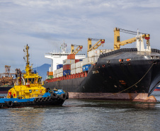 O tempo de espera para atracar nos portos paranaenses reduziu 26% de janeiro a outubro deste ano, em comparação com o mesmo período de 2018. Em 2019, em média, os navios aguardaram quatro dias entre o momento que anunciaram a chegada até encostar no cais. Nos dez primeiros meses do ano passado esse tempo era de 5,4 dias. Curitiba, 08-11-2019