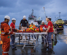Diversas entidades que compõem a comunidade portuária participaram quinta-feira (7) de um simulado de acidente em um rebocador no Porto de Paranaguá. Para avaliar a reação dos envolvidos, poucos foram avisados do exercício. O fator surpresa foi o principal. Curitiba, 08-11-2019