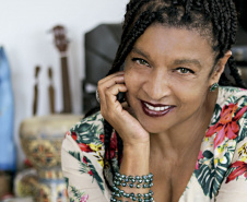 Escrita feminina, literatura afro-indígena e livro ilustrado são os temas macro escolhidos para inaugurar a I Festa Literária do Cotidiano Leitor. Serão três dias de evento, de 15 a 17 de novembro, no Museu Oscar Niemeyer, com uma série de experiências literárias. Na foto, Elisa Lucinda. Foto: Divulgação/SECC