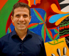 Escrita feminina, literatura afro-indígena e livro ilustrado são os temas macro escolhidos para inaugurar a I Festa Literária do Cotidiano Leitor. Serão três dias de evento, de 15 a 17 de novembro, no Museu Oscar Niemeyer, com uma série de experiências literárias. Na foto, Roger Mello. Foto: Divulgação/SECC