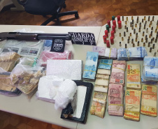 A operação conjunta entre a Divisão Estadual de Narcóticos do Paraná (Denarc) e a Guarda Municipal de São José dos Pinhais resultou na prisão de um homem, de 29 anos, responsável pelo armazenamento e venda de drogas em vários bairros daquela cidade nesta quinta-feira (07)