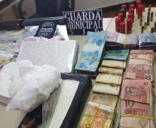 A operação conjunta entre a Divisão Estadual de Narcóticos do Paraná (Denarc) e a Guarda Municipal de São José dos Pinhais resultou na prisão de um homem, de 29 anos, responsável pelo armazenamento e venda de drogas em vários bairros daquela cidade nesta quinta-feira (07)