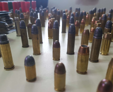 A operação conjunta entre a Divisão Estadual de Narcóticos do Paraná (Denarc) e a Guarda Municipal de São José dos Pinhais resultou na prisão de um homem, de 29 anos, responsável pelo armazenamento e venda de drogas em vários bairros daquela cidade nesta quinta-feira (07)