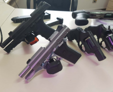 A operação conjunta entre a Divisão Estadual de Narcóticos do Paraná (Denarc) e a Guarda Municipal de São José dos Pinhais resultou na prisão de um homem, de 29 anos, responsável pelo armazenamento e venda de drogas em vários bairros daquela cidade nesta quinta-feira (07)