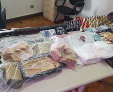A operação conjunta entre a Divisão Estadual de Narcóticos do Paraná (Denarc) e a Guarda Municipal de São José dos Pinhais resultou na prisão de um homem, de 29 anos, responsável pelo armazenamento e venda de drogas em vários bairros daquela cidade nesta quinta-feira (07)