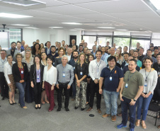 A diretoria e os funcionários da Fomento Paraná comemoraram nesta sexta-feira, em uma café da manhã, os 20 anos da instituição, que teve o funcionamento autorizado pelo Banco Central do Brasil em 08 de novembro de 1999 como Agência de Fomento do Paraná