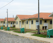 Vinte e seis famílias de Mallet, na região Centro-Sul do Paraná, receberam nesta sexta-feira (8) as chaves da casa própria. Elas se juntam a outras 20 famílias que residem no conjunto habitacional desde junho, e que recebeu em suas duas etapas cerca de R$ 3,2 milhões de investimentos do Governo do Estado, Governo Federal e prefeitura. 