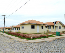 Vinte e seis famílias de Mallet, na região Centro-Sul do Paraná, receberam nesta sexta-feira (8) as chaves da casa própria. Elas se juntam a outras 20 famílias que residem no conjunto habitacional desde junho, e que recebeu em suas duas etapas cerca de R$ 3,2 milhões de investimentos do Governo do Estado, Governo Federal e prefeitura. 