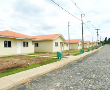 Vinte e seis famílias de Mallet, na região Centro-Sul do Paraná, receberam nesta sexta-feira (8) as chaves da casa própria. Elas se juntam a outras 20 famílias que residem no conjunto habitacional desde junho, e que recebeu em suas duas etapas cerca de R$ 3,2 milhões de investimentos do Governo do Estado, Governo Federal e prefeitura. 